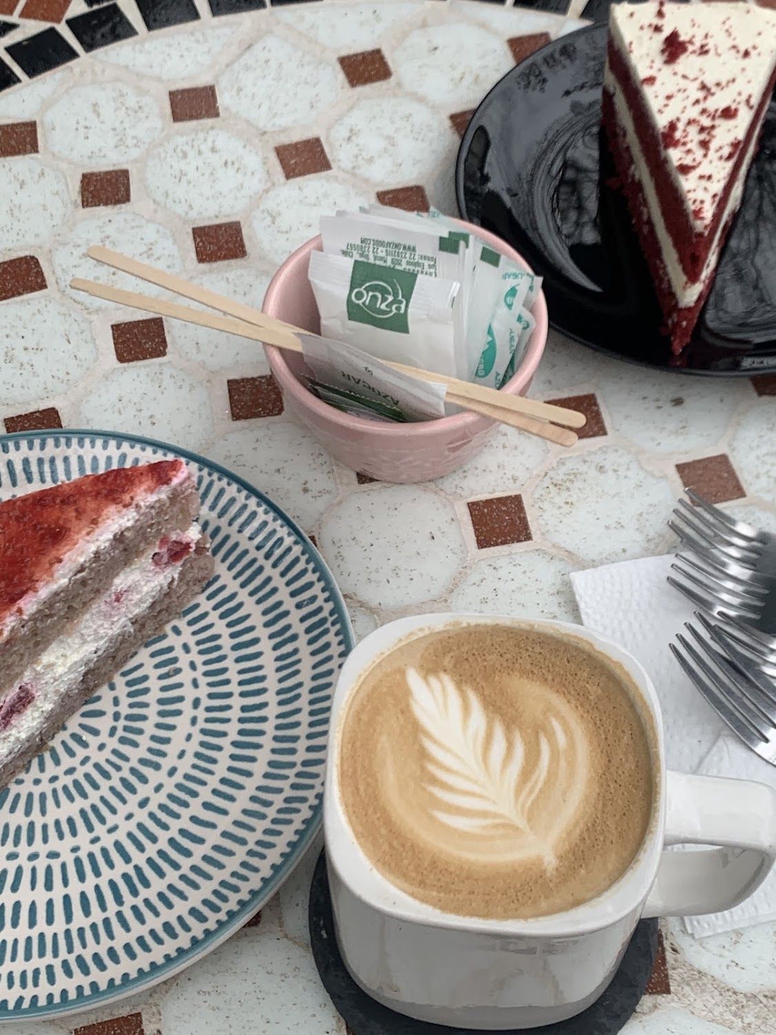 Capuchino junto a un trozo de torta