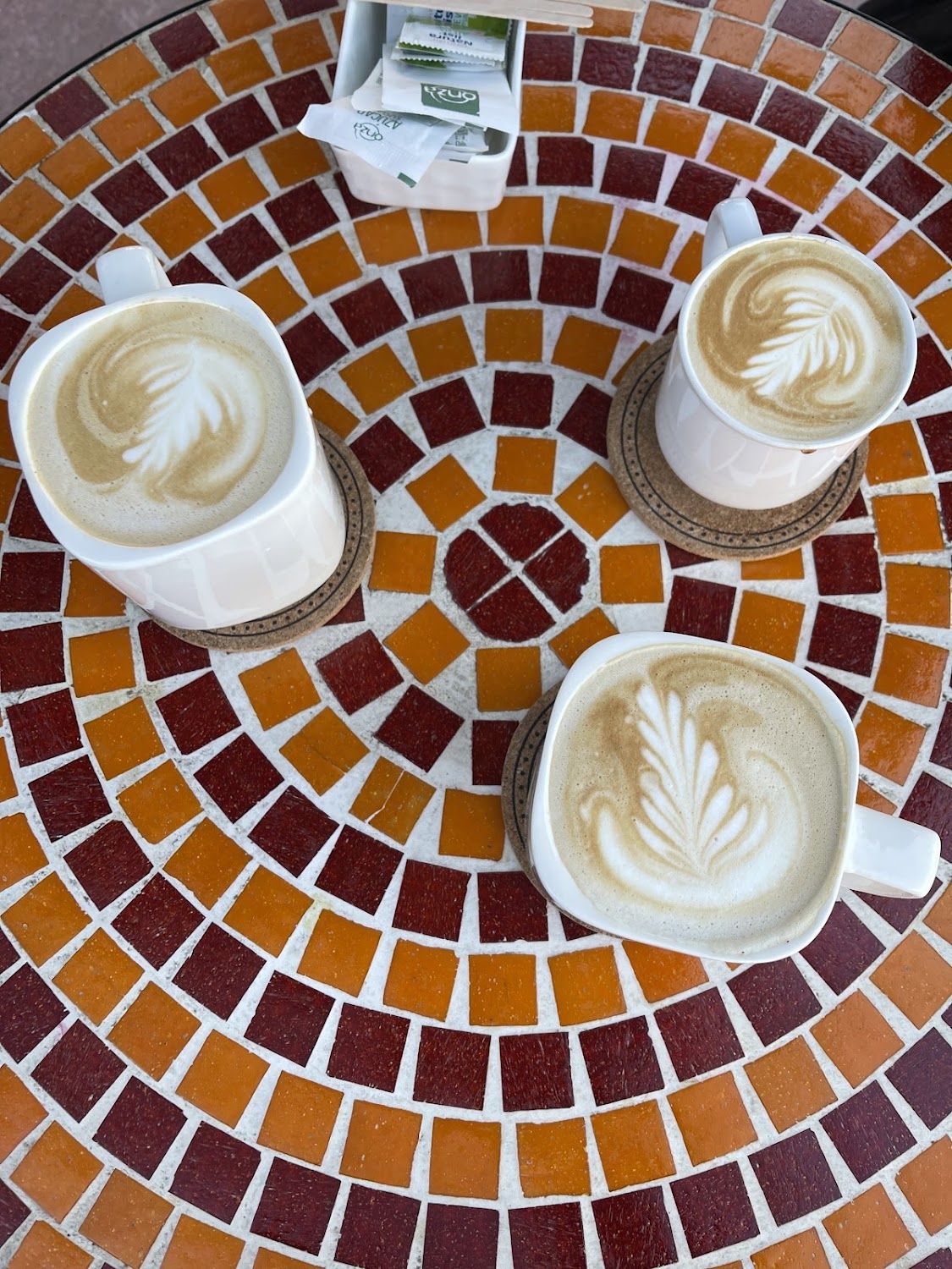 Dos capuchinos sobre la mesa de mosaico