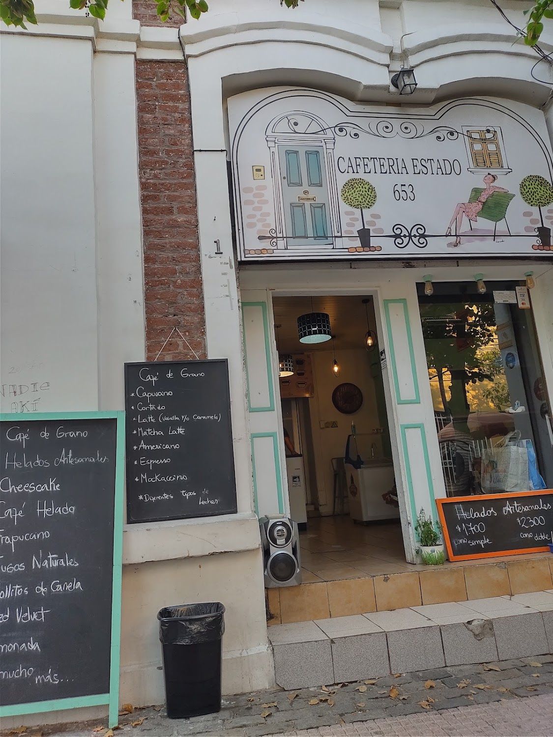 La fachada de Cafetería Estado con sus dos pizarras escritas a mano