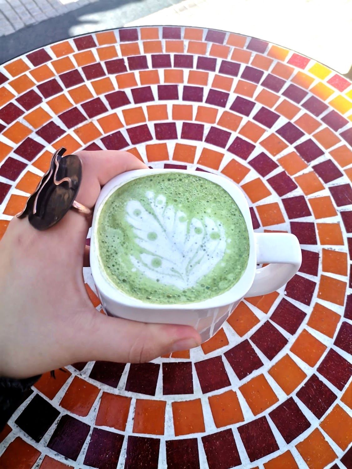 Matcha latte con arte en la espuma