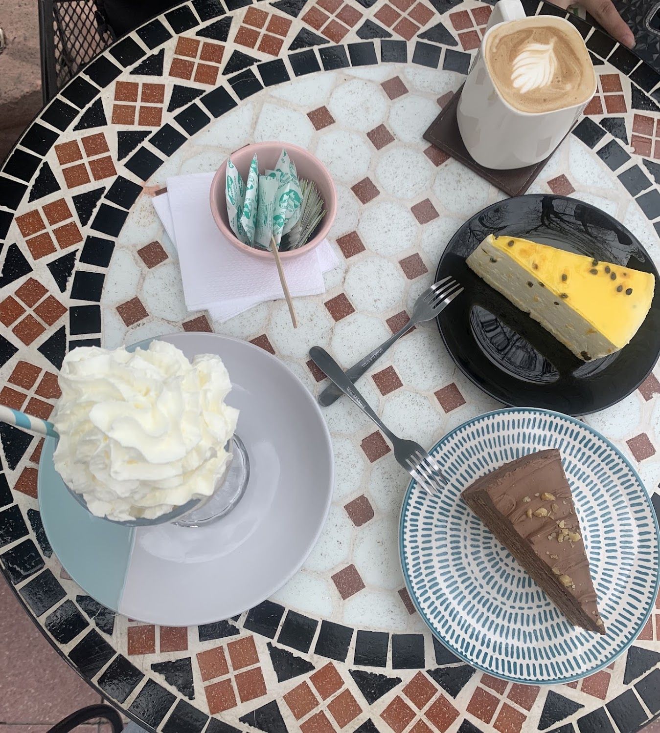 Mesa servida con tortas y café