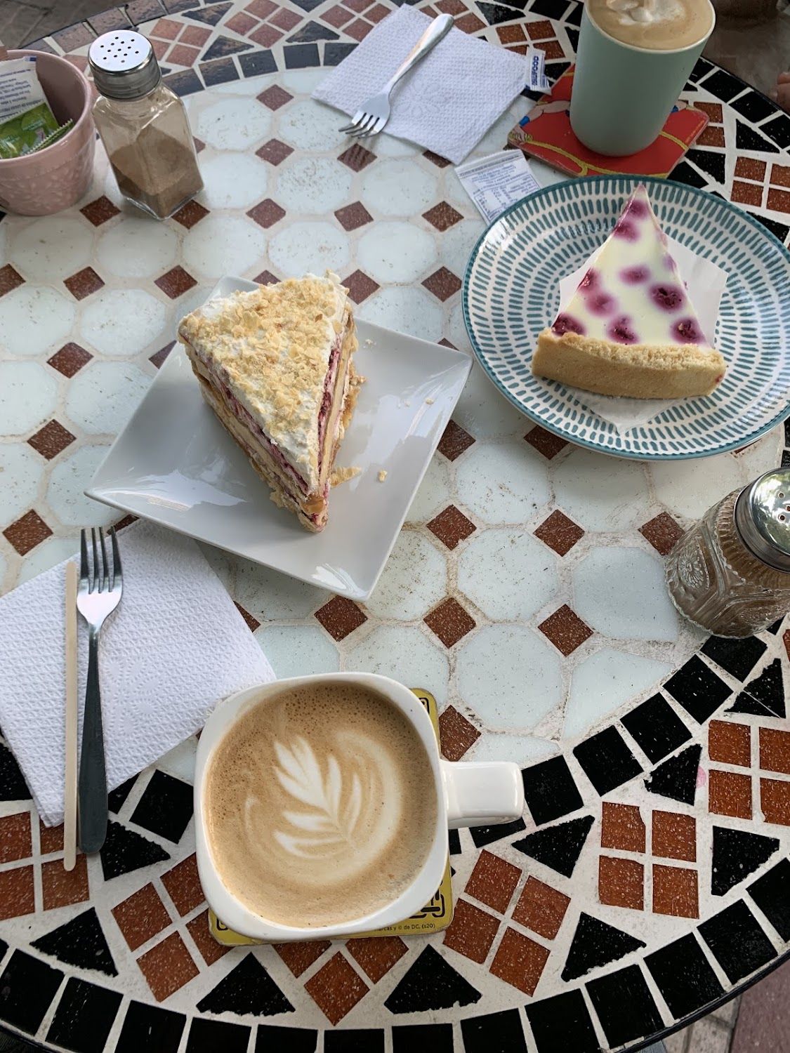 Mesa servida con tortas y café