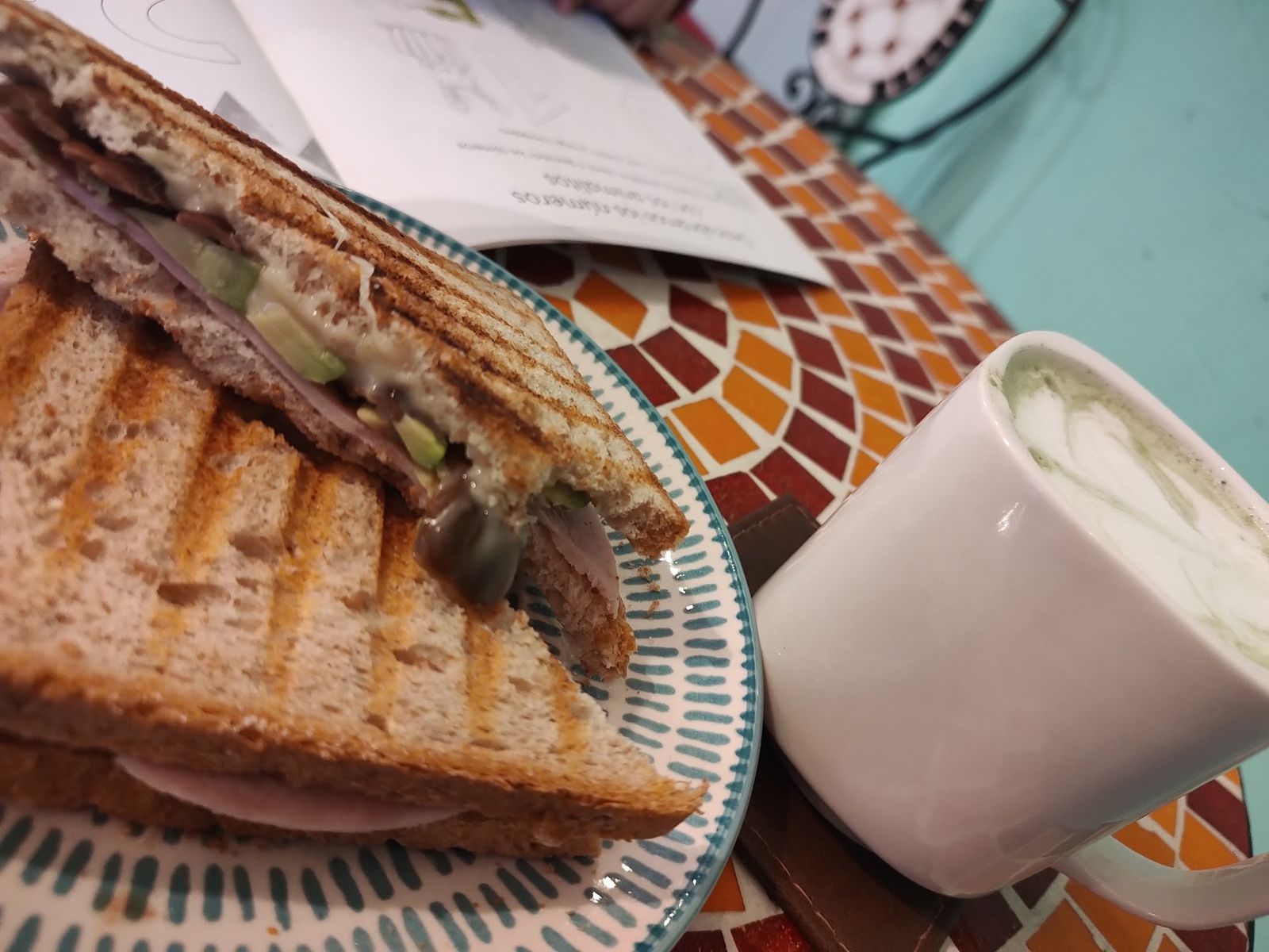 Sándwich caliente servido en plato