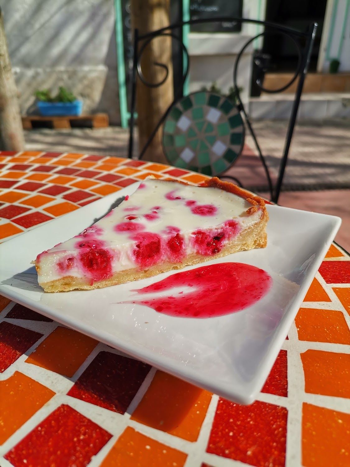 Postre con salsa de frutos rojos
