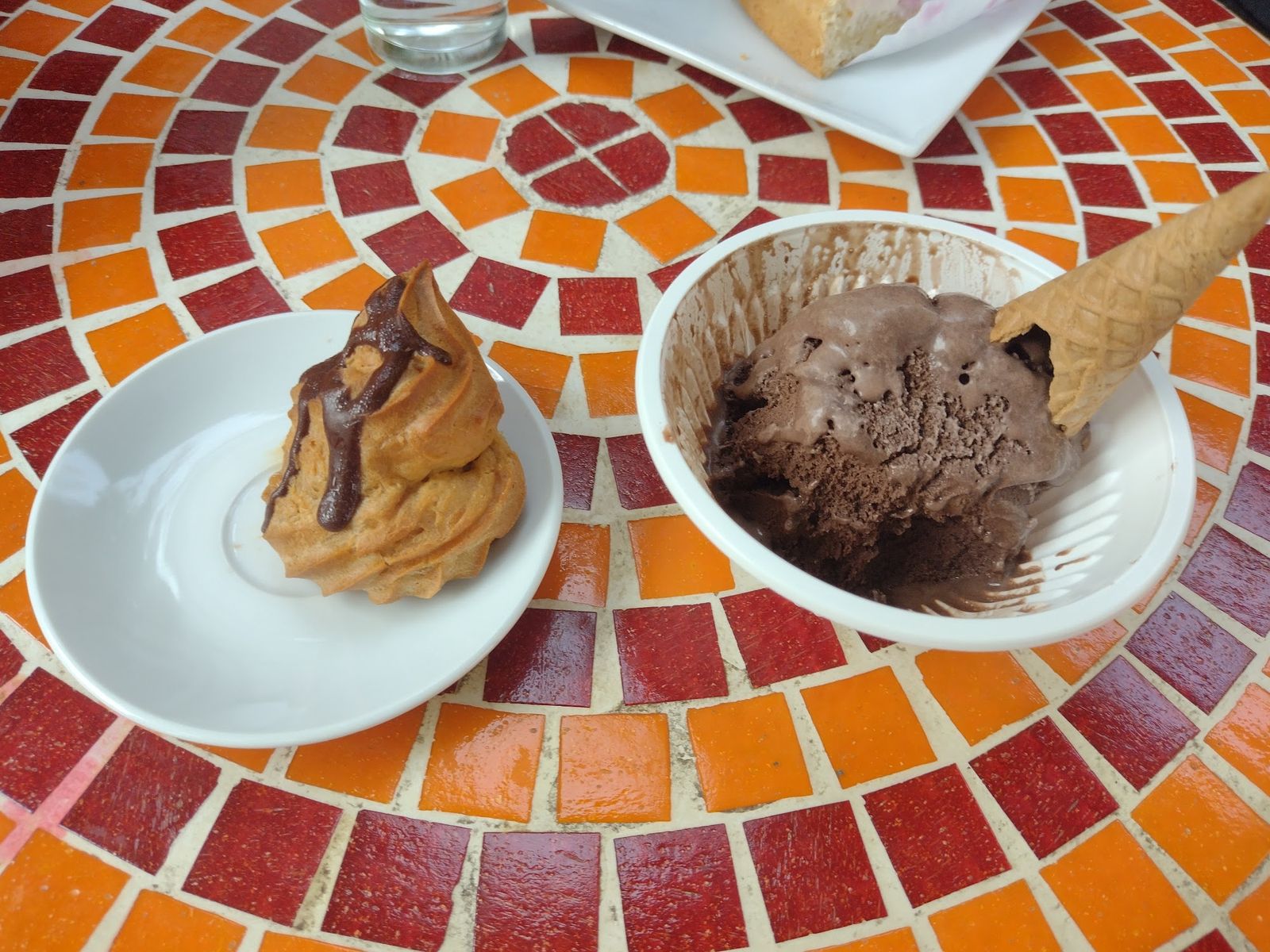 Profiterol con helado de chocolate