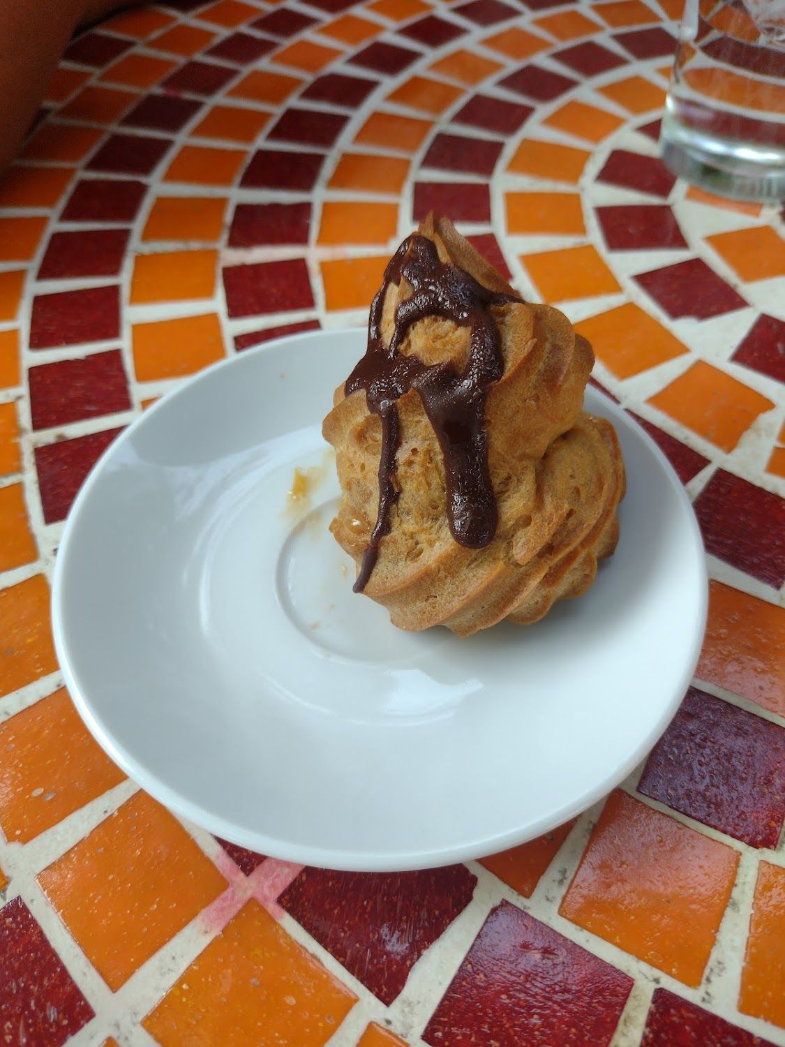 Profiterol bañado en chocolate